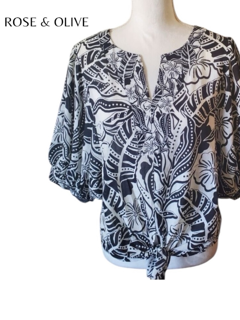 Rose & Olive Black & White Floral Tropical Tie-Front Blouse Size Medium